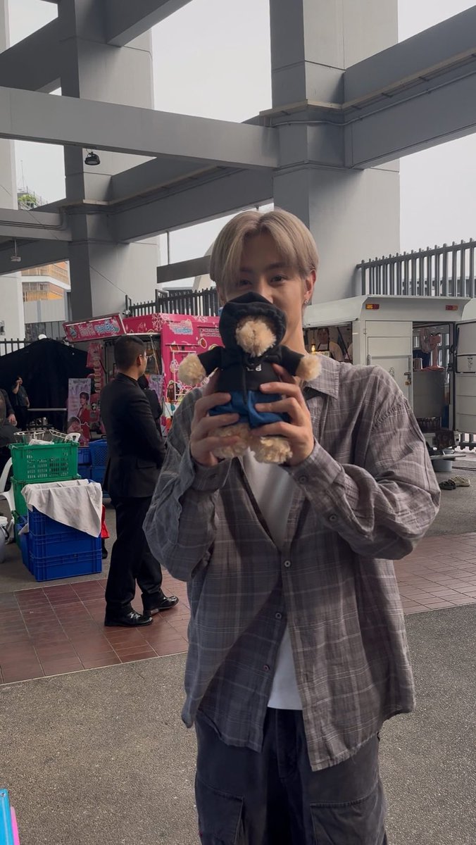 and to think that he actually got jinyoung 👀 😏