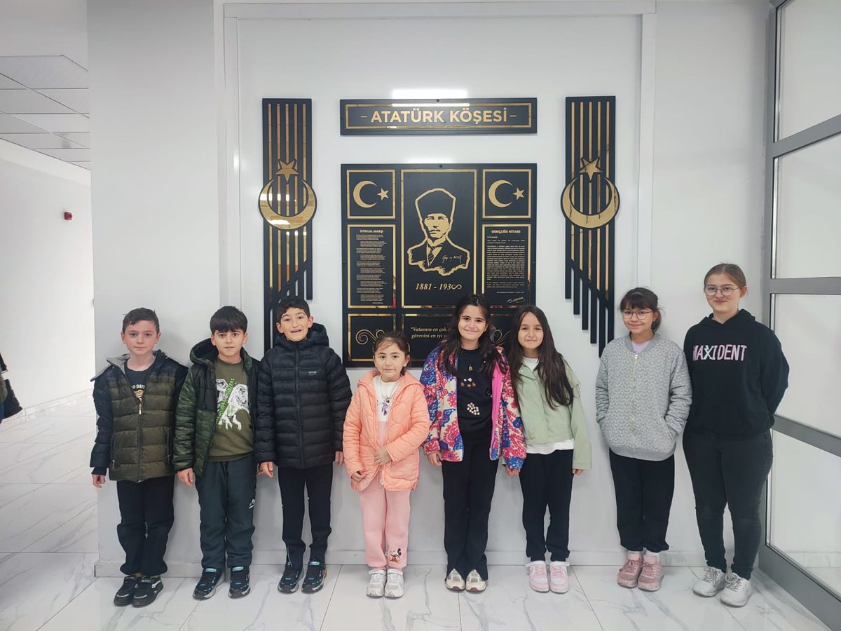 alaplimem's tweet photo. Alaplı Bilim ve Sanat Merkezi Öğrencileri, TAZOF Oyuncu Beyinler Turnuvası'nda Zonguldak'a Gurur Yaşattı.

Akıl ve Zekâ Oyunları Federasyonu (TAZOF) tarafından bu yıl 5.'si düzenlenen Oyuncu Beyinler Turnuvası'na Alaplı Bilim ve Sanat Merkezi’nden katılan öğrenciler, büyük başarı elde ederek ilçemizin ve Zonguldak’ın gururu oldu.

İlk Eleme Aşamasında 8, İkinci Elemede 5 Öğrencimiz Final Yolunda

Matematik Öğretmeni Goncagül KORKMAZ’ın rehberliğinde, İlçe Milli Eğitim Müdürü Cevat ÇEVİK ve Kurum Müdür Vekili Aykut ERGEN’in destekleriyle turnuvaya hazırlanan öğrencilerimiz, ilk eleme aşamasında 8 başarılı sonuç aldı. Bu öğrencilerimizden 3’ü tam puan alarak dikkat çekti. İkinci elemede ise 5 öğrencimiz daha büyük bir başarı göstererek Türkiye Finali’ne katılmaya hak kazandı.

Türkiye Finalinde Büyük Başarı
Ankara’da düzenlenen Türkiye Finali’nde Alaplı BİLSEM öğrencileri, kendi kategorilerinde önemli dereceler elde etti:

- Mehmet Erdem ŞEN: Türkiye 7.'si ve Zonguldak 1.'si
- İsmail Poyraz ADAR: Türkiye 32.'si ve Zonguldak 1.'si
- Ceylin GÜNAÇTI: Türkiye 44.'sü ve Zonguldak 1.'si
- Elif Aybüke ERSAN: Türkiye 64.'sü ve Zonguldak 2.'si
- Egemen KARAKAYA: Türkiye 85.'si ve Zonguldak 3.'sü

Başarılı öğrencilerimiz, İlçe Milli Eğitim Müdürümüz Cevat ÇEVİK tarafından ödüllendirildi. İlçe Milli Eğitim Müdürümüz Cevat ÇEVİK, yaptığı açıklamada, "Alaplı Bilim ve Sanat Merkezi öğretmen ve öğrencileri, her zaman örnek çalışmalara imza atıyor. Bu başarının mimarı olan öğrencilerimizi ve öğretmenimiz Goncagül KORKMAZ’ı, Kurum Müdür Vekili Aykut ERGEN’�� ve desteklerini esirgemeyen velilerimizi tebrik ediyorum." dedi.
@tcmeb @Yusuf__Tekin @ZonguldakMEM @cevatcevik67