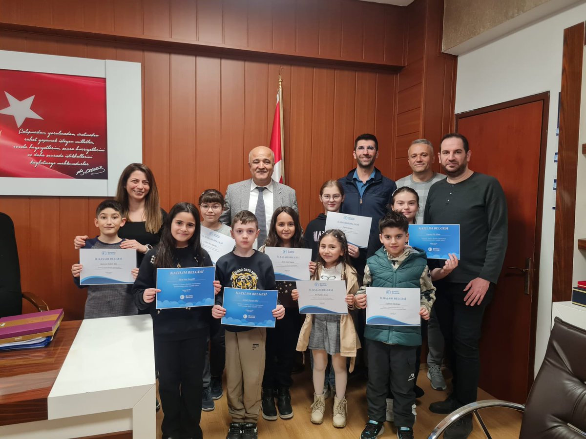 alaplimem's tweet photo. Alaplı Bilim ve Sanat Merkezi Öğrencileri, TAZOF Oyuncu Beyinler Turnuvası'nda Zonguldak'a Gurur Yaşattı.

Akıl ve Zekâ Oyunları Federasyonu (TAZOF) tarafından bu yıl 5.'si düzenlenen Oyuncu Beyinler Turnuvası'na Alaplı Bilim ve Sanat Merkezi’nden katılan öğrenciler, büyük başarı elde ederek ilçemizin ve Zonguldak’ın gururu oldu.

İlk Eleme Aşamasında 8, İkinci Elemede 5 Öğrencimiz Final Yolunda

Matematik Öğretmeni Goncagül KORKMAZ’ın rehberliğinde, İlçe Milli Eğitim Müdürü Cevat ÇEVİK ve Kurum Müdür Vekili Aykut ERGEN’in destekleriyle turnuvaya hazırlanan öğrencilerimiz, ilk eleme aşamasında 8 başarılı sonuç aldı. Bu öğrencilerimizden 3’ü tam puan alarak dikkat çekti. İkinci elemede ise 5 öğrencimiz daha büyük bir başarı göstererek Türkiye Finali’ne katılmaya hak kazandı.

Türkiye Finalinde Büyük Başarı
Ankara’da düzenlenen Türkiye Finali’nde Alaplı BİLSEM öğrencileri, kendi kategorilerinde önemli dereceler elde etti:

- Mehmet Erdem ŞEN: Türkiye 7.'si ve Zonguldak 1.'si
- İsmail Poyraz ADAR: Türkiye 32.'si ve Zonguldak 1.'si
- Ceylin GÜNAÇTI: Türkiye 44.'sü ve Zonguldak 1.'si
- Elif Aybüke ERSAN: Türkiye 64.'sü ve Zonguldak 2.'si
- Egemen KARAKAYA: Türkiye 85.'si ve Zonguldak 3.'sü

Başarılı öğrencilerimiz, İlçe Milli Eğitim Müdürümüz Cevat ÇEVİK tarafından ödüllendirildi. İlçe Milli Eğitim Müdürümüz Cevat ÇEVİK, yaptığı açıklamada, "Alaplı Bilim ve Sanat Merkezi öğretmen ve öğrencileri, her zaman örnek çalışmalara imza atıyor. Bu başarının mimarı olan öğrencilerimizi ve öğretmenimiz Goncagül KORKMAZ’ı, Kurum Müdür Vekili Aykut ERGEN’�� ve desteklerini esirgemeyen velilerimizi tebrik ediyorum." dedi.
@tcmeb @Yusuf__Tekin @ZonguldakMEM @cevatcevik67