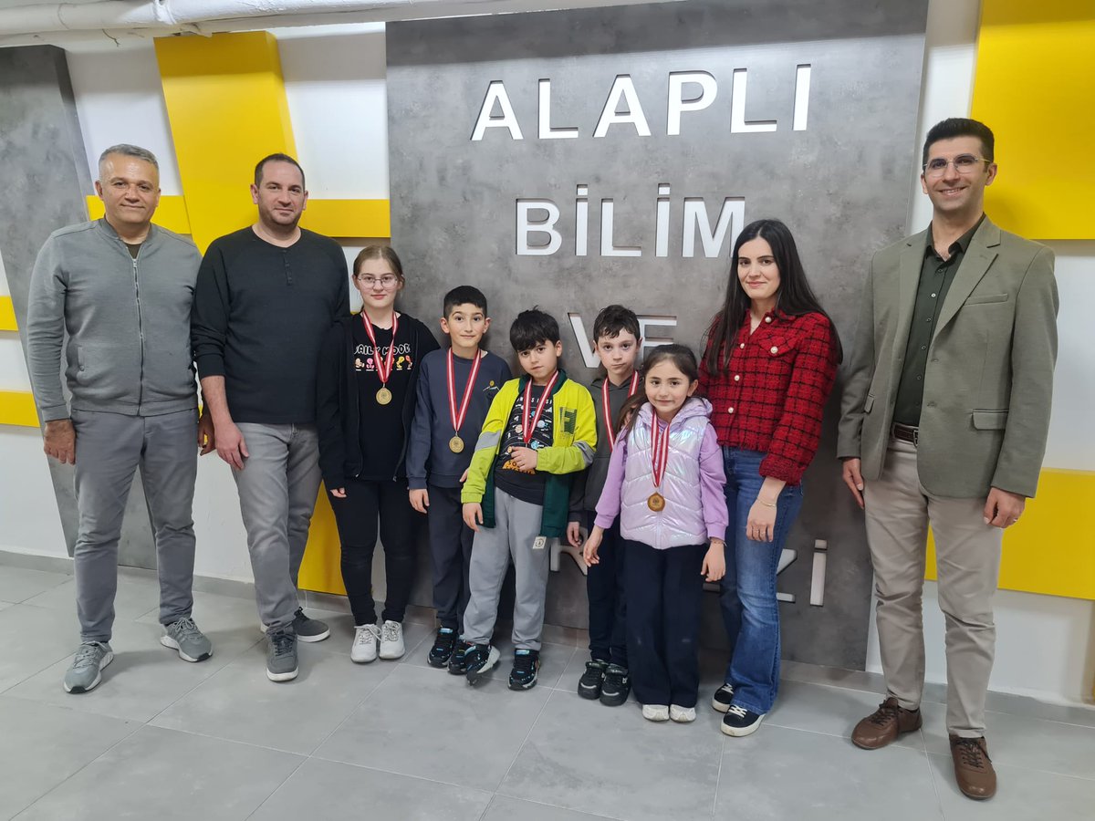 alaplimem's tweet photo. Alaplı Bilim ve Sanat Merkezi Öğrencileri, TAZOF Oyuncu Beyinler Turnuvası'nda Zonguldak'a Gurur Yaşattı.

Akıl ve Zekâ Oyunları Federasyonu (TAZOF) tarafından bu yıl 5.'si düzenlenen Oyuncu Beyinler Turnuvası'na Alaplı Bilim ve Sanat Merkezi’nden katılan öğrenciler, büyük başarı elde ederek ilçemizin ve Zonguldak’ın gururu oldu.

İlk Eleme Aşamasında 8, İkinci Elemede 5 Öğrencimiz Final Yolunda

Matematik Öğretmeni Goncagül KORKMAZ’ın rehberliğinde, İlçe Milli Eğitim Müdürü Cevat ÇEVİK ve Kurum Müdür Vekili Aykut ERGEN’in destekleriyle turnuvaya hazırlanan öğrencilerimiz, ilk eleme aşamasında 8 başarılı sonuç aldı. Bu öğrencilerimizden 3’ü tam puan alarak dikkat çekti. İkinci elemede ise 5 öğrencimiz daha büyük bir başarı göstererek Türkiye Finali’ne katılmaya hak kazandı.

Türkiye Finalinde Büyük Başarı
Ankara’da düzenlenen Türkiye Finali’nde Alaplı BİLSEM öğrencileri, kendi kategorilerinde önemli dereceler elde etti:

- Mehmet Erdem ŞEN: Türkiye 7.'si ve Zonguldak 1.'si
- İsmail Poyraz ADAR: Türkiye 32.'si ve Zonguldak 1.'si
- Ceylin GÜNAÇTI: Türkiye 44.'sü ve Zonguldak 1.'si
- Elif Aybüke ERSAN: Türkiye 64.'sü ve Zonguldak 2.'si
- Egemen KARAKAYA: Türkiye 85.'si ve Zonguldak 3.'sü

Başarılı öğrencilerimiz, İlçe Milli Eğitim Müdürümüz Cevat ÇEVİK tarafından ödüllendirildi. İlçe Milli Eğitim Müdürümüz Cevat ÇEVİK, yaptığı açıklamada, "Alaplı Bilim ve Sanat Merkezi öğretmen ve öğrencileri, her zaman örnek çalışmalara imza atıyor. Bu başarının mimarı olan öğrencilerimizi ve öğretmenimiz Goncagül KORKMAZ’ı, Kurum Müdür Vekili Aykut ERGEN’�� ve desteklerini esirgemeyen velilerimizi tebrik ediyorum." dedi.
@tcmeb @Yusuf__Tekin @ZonguldakMEM @cevatcevik67
