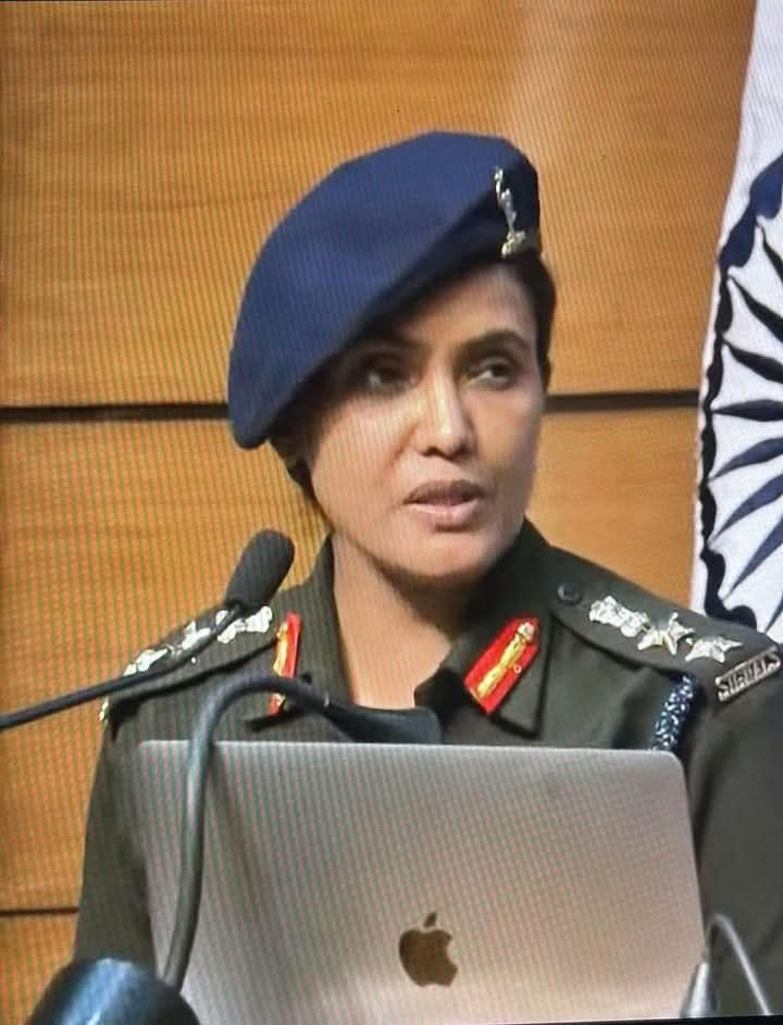 कर्नल सोफिया कुरैशी — एक फौजी बेटी, फौजी बीवी और वतन की शेरनी!
दादा थे सैनिक,पिता थे सेना में इस्लामी उपदेशक,और अब खुद लीड कर रही हैं ऑपरेशन 'सिंदूर'!
ये है भारतीय मुसलमान की हकीकत — सरहद पर भी जान हाज़िर, दिल में भी तिरंगा!