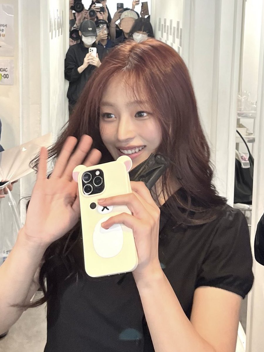 Vita_M1nji's tweet photo. 活動休止中でもファンに会うためにヘアカラーとセルフメイクをして今回カフェを巡ったミンジ、午前11時から6時間車を走らせながら回ったの本当に愛でしかない。そして何より無加工質感がかわいすぎる https://t.co/BIpJfBSPnD