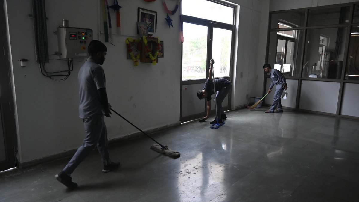 NABI_India's tweet image. As part of the #SwachhataHiSeva campaign, a lab cleanliness drive was held at NABI to foster a positive and organized work environment. Students showed great enthusiasm, turning cleaning into a healthy competition✨ #CleanLab #NABI