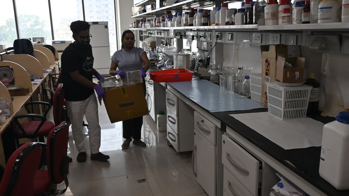 NABI_India's tweet image. As part of the #SwachhataHiSeva campaign, a lab cleanliness drive was held at NABI to foster a positive and organized work environment. Students showed great enthusiasm, turning cleaning into a healthy competition✨ #CleanLab #NABI