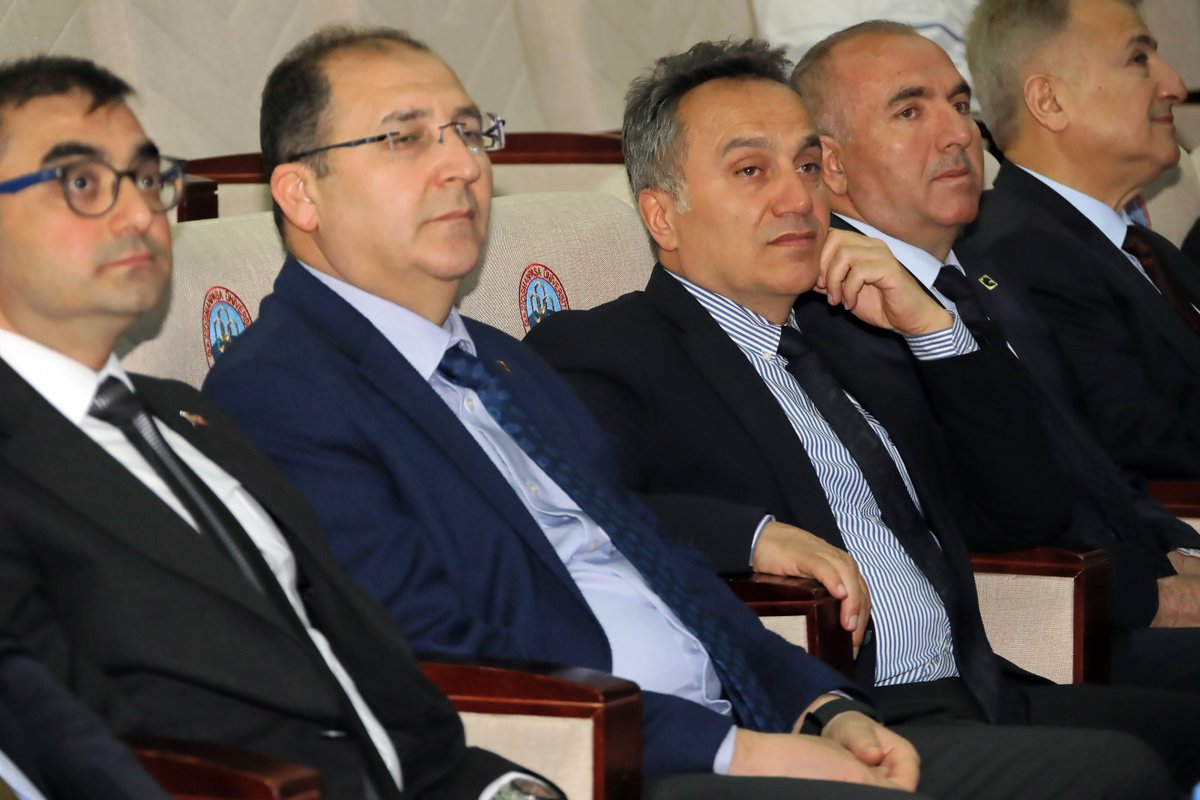 🎓 Üniversitemizde Çocuk ve Sosyal Medya Çalıştayı Gerçekleştirildi! 📱👧👦

🔍 İki oturumda gerçekleşen çalıştayda;
👨‍🏫 Sosyal medya ve çocuk hakları
👩‍👩‍👧‍👦 Ebeveyn sorumlulukları
⚖️ Dijital dünyanın hukuki boyutları
📊 Sosyolojik ve psikolojik etkiler detaylı şekilde ele alındı.