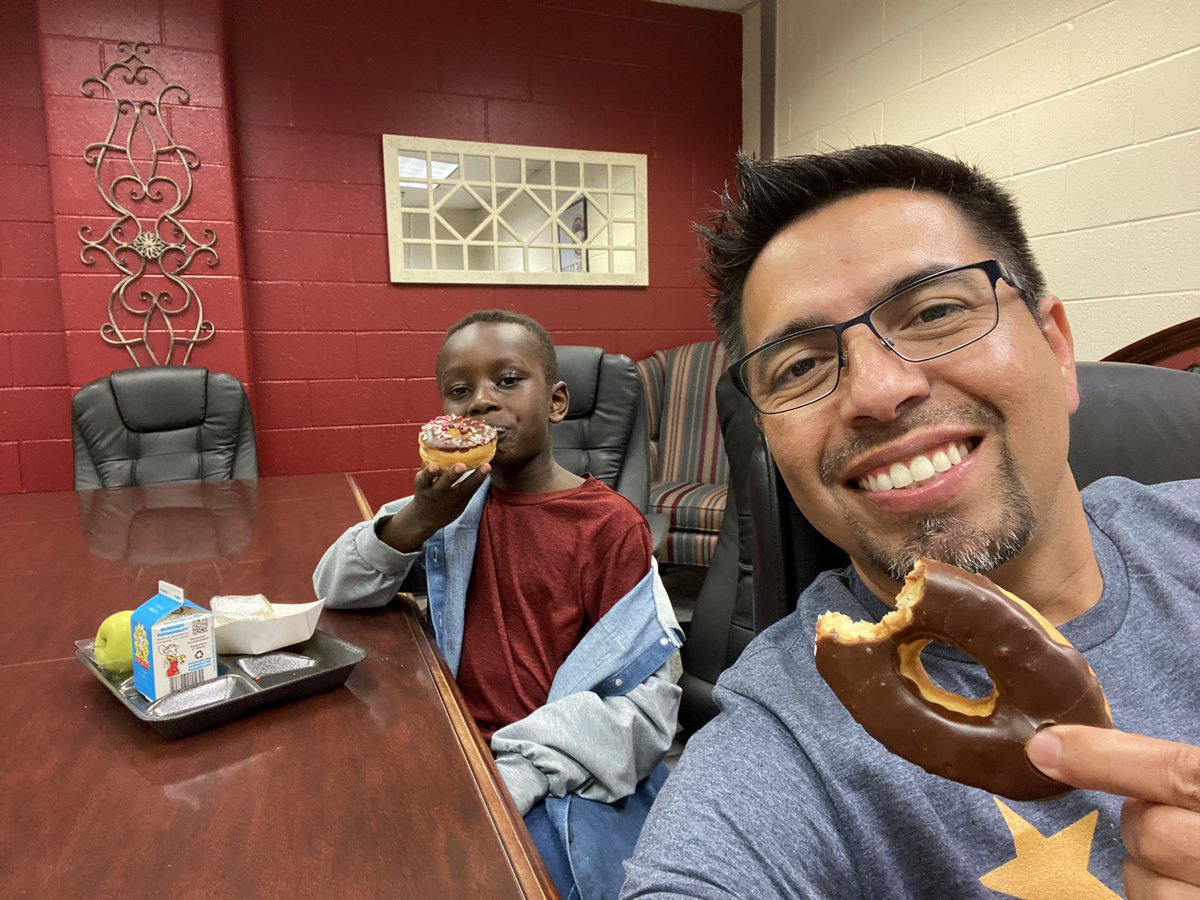 Emanuel Torralba (@emanueltorralba) on Twitter photo Loved spending my last Lunch with the AP for this year with this group of <a href="/Acworth_ES/">Acworth Elementary</a> Warriors!
#DonutsWithTheAP Loved spending my last Lunch with the AP for this year with this group of <a href="/Acworth_ES/">Acworth Elementary</a> Warriors!
#DonutsWithTheAP