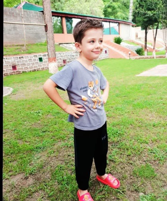 اس معصوم کی اپنی فیملی گزشتہ 7 مہینوں سےسیکورٹی کے نام پر پاراچنار میں محصور ہیں اور خود بابا کے ساتھ کشمیر میں رہ رہا تھا۔گزشتہ رات بھارتی شیلنگ کی وجہ سے شہید کر دئیے گئے۔
 وطن کی مٹی گواہ رہنا کس کس نام پر پاراچنار نے قربانیاں نہیں دئیے اور نتیجہ؟؟