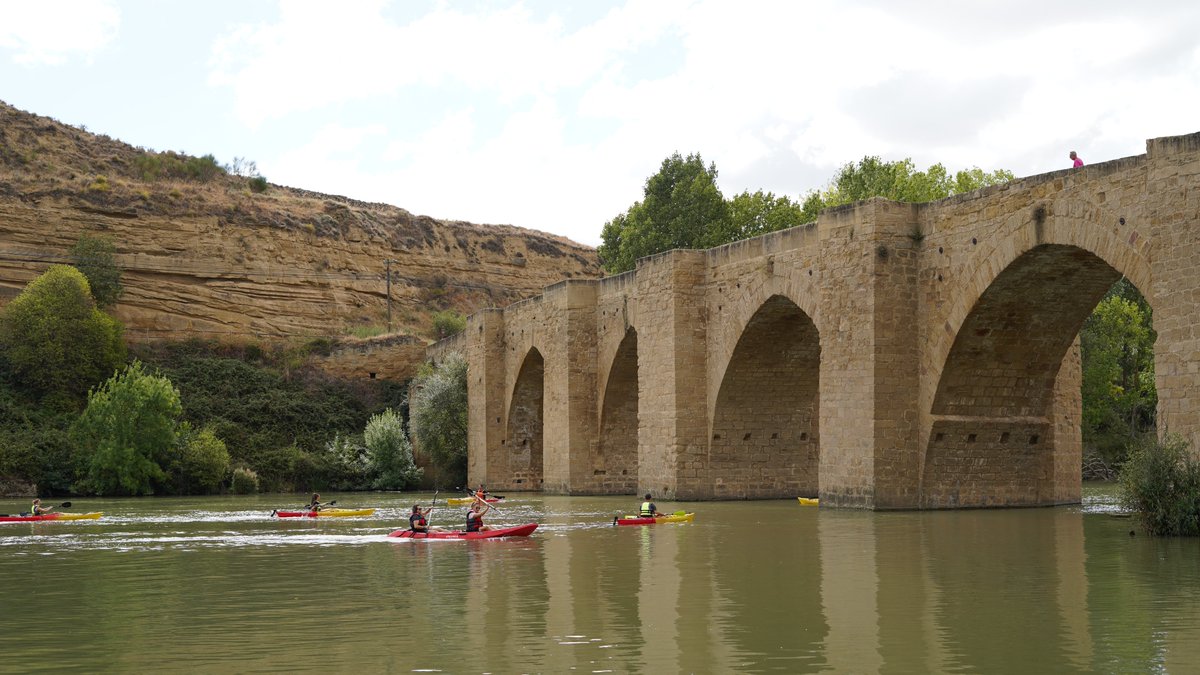 ¿Pensando en una #escapada diferente? En la #RutaVinoRiojaAlta, el enoturismo se vive al aire libre y se respira naturaleza, historia y aventura en cada rincón.  Rutas en bici o quad entre viñedos;  kayak por el Ebro;  denderismo por caminos del vino,  Paseos en globo...
