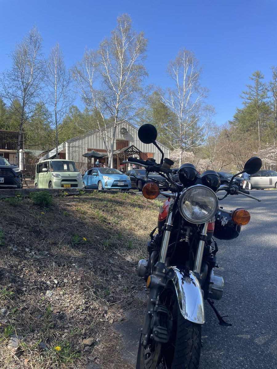 #とっくに生産終了したバイクに乗ってる変わり者
KAWASAKI  750RS
1974年製(昭和49年)ちょうど50年！

変わり者かどうかは知らんけど、惚れたバイクがちょっと古かっただけ
これに乗ってもう30年…
たしかに古いバイクだけど、全然普通にロングツーリング行くし👍
最高よ！！