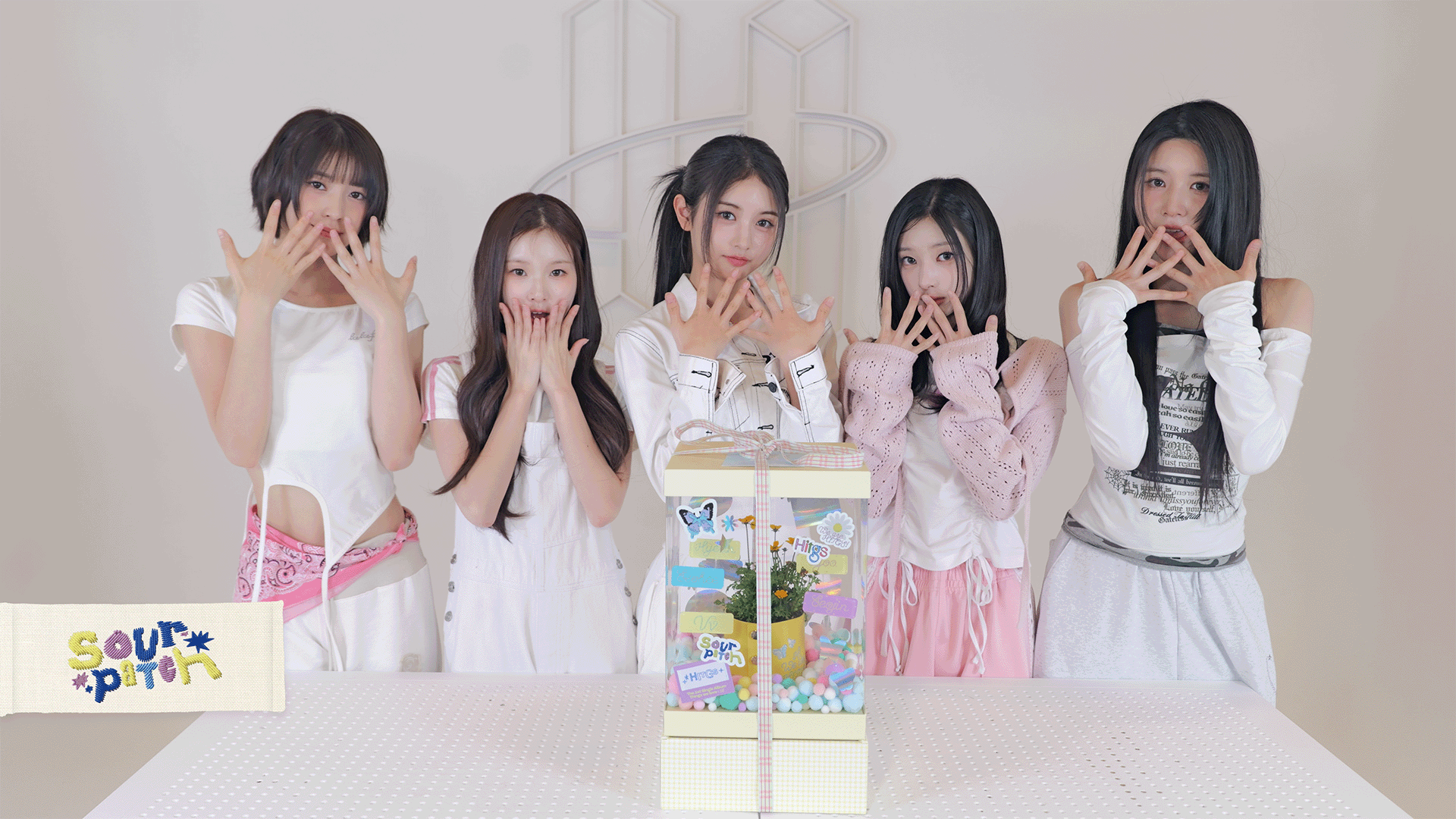 GqV8wiSasAA2MU_?format=png&name=large