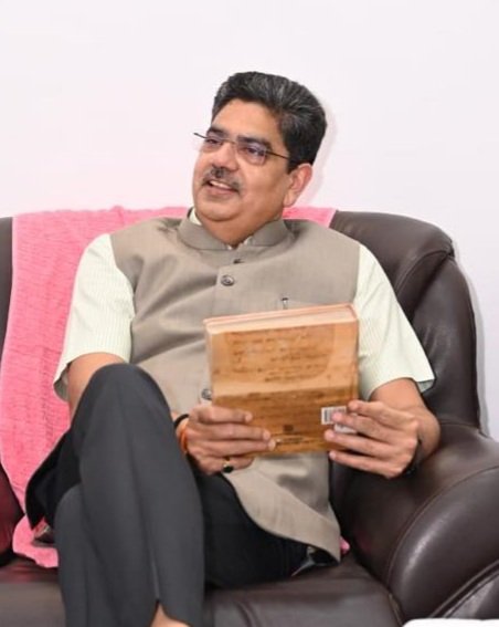 On the occasion of the 164th birth anniversary of Gurudev Rabindranath Tagore ji, the Honourable Vice Chancellor, along with esteemed faculty members and staff, paid a heartfelt floral tribute.