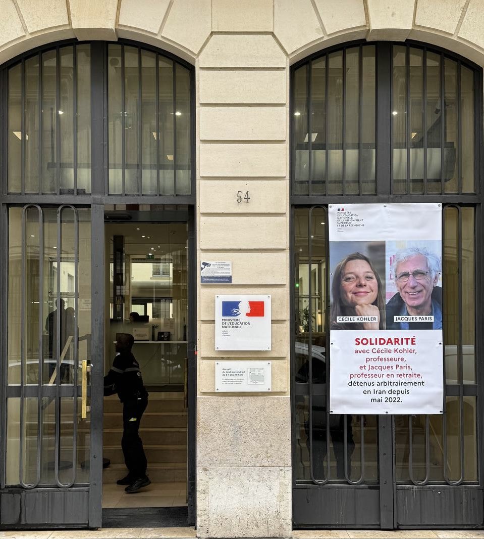 Élisabeth BORNE (@elisabeth_borne) on Twitter photo Depuis trois ans, nos compatriotes Cécile Kohler et Jacques Paris sont arbitrairement détenus en Iran.
La France met tout en œuvre pour assurer leur libération.
<a href="/education_gouv/">Ministère Éducation nationale</a> rend hommage aujourd'hui à ces deux enseignants en affichant leur portrait à l'entrée du ministère. Depuis trois ans, nos compatriotes Cécile Kohler et Jacques Paris sont arbitrairement détenus en Iran.
La France met tout en œuvre pour assurer leur libération.
<a href="/education_gouv/">Ministère Éducation nationale</a> rend hommage aujourd'hui à ces deux enseignants en affichant leur portrait à l'entrée du ministère.