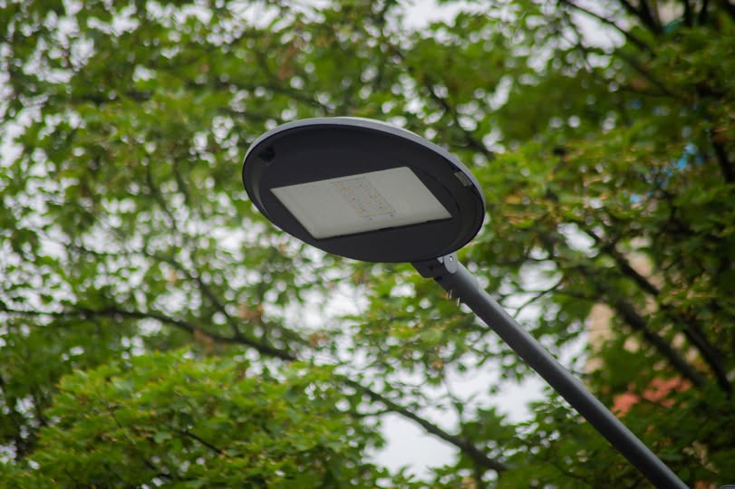 Raport #ŚrodazSAVĄ 

💡78 216 wymienionych opraw oświetleniowych, czyli oszczędność co rok na poziomie 💸 48,02 mln zł i⚡37 389,53 MWh energii elektrycznej.

🌳 To też mniejsza emisja CO2 o 30 360 ton, czyli ekwiwalent posadzenia 4 337 185 drzew.  

ℹ🗺zdm.waw.pl/OprawySavaPost…