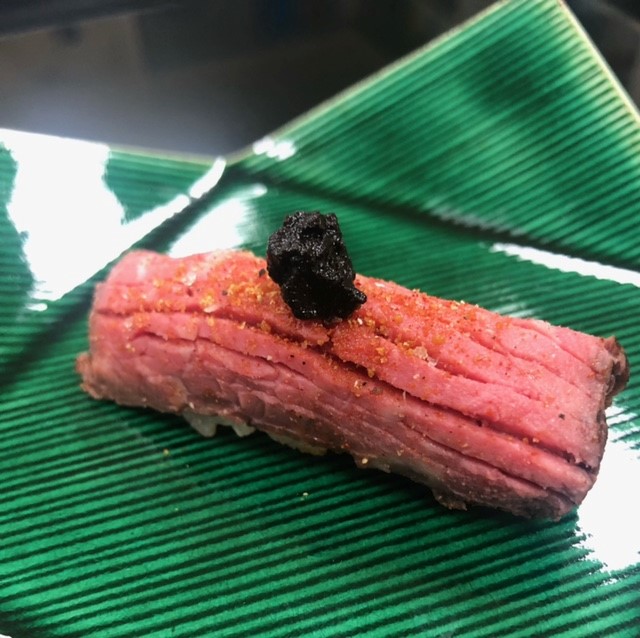 JPEmbassyAU's tweet photo. #ChefT x #Omugi-gyu=🤌 #grainfed #Angusbeef from 🇯🇵 NH foods unites🇦🇺 #beef with🇯🇵special knowledge!🥩Ft. Chef T's creations: Fillet steak with red wine & green sauce using local🇦🇺produce, nigiri with sweet onion pepper & Braidwood black garlic,and bitesize miso kushikatsu! Yum! https://t.co/MM1FiWn2RZ