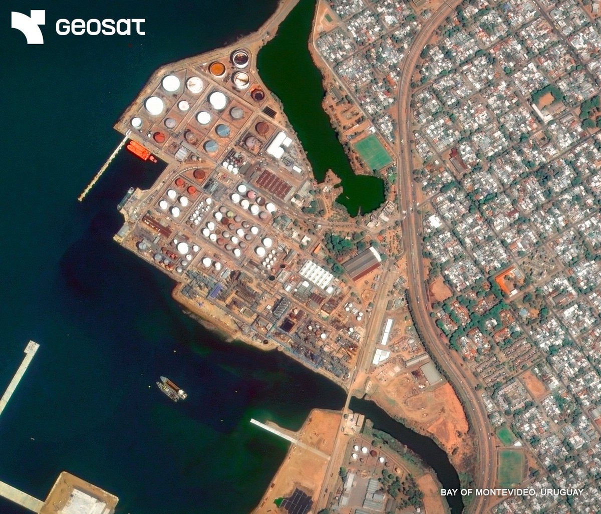 geosat_sat's tweet image. GEOSAT's very high-resolution imagery offers a 12 km wide swath, enabling you to:
✅ Monitor wide areas in a single pass
✅ Detect fine details with precision
✅ Track changes across ports, cities, and natural landscapes
The Bay of Montevideo, all in one shot.