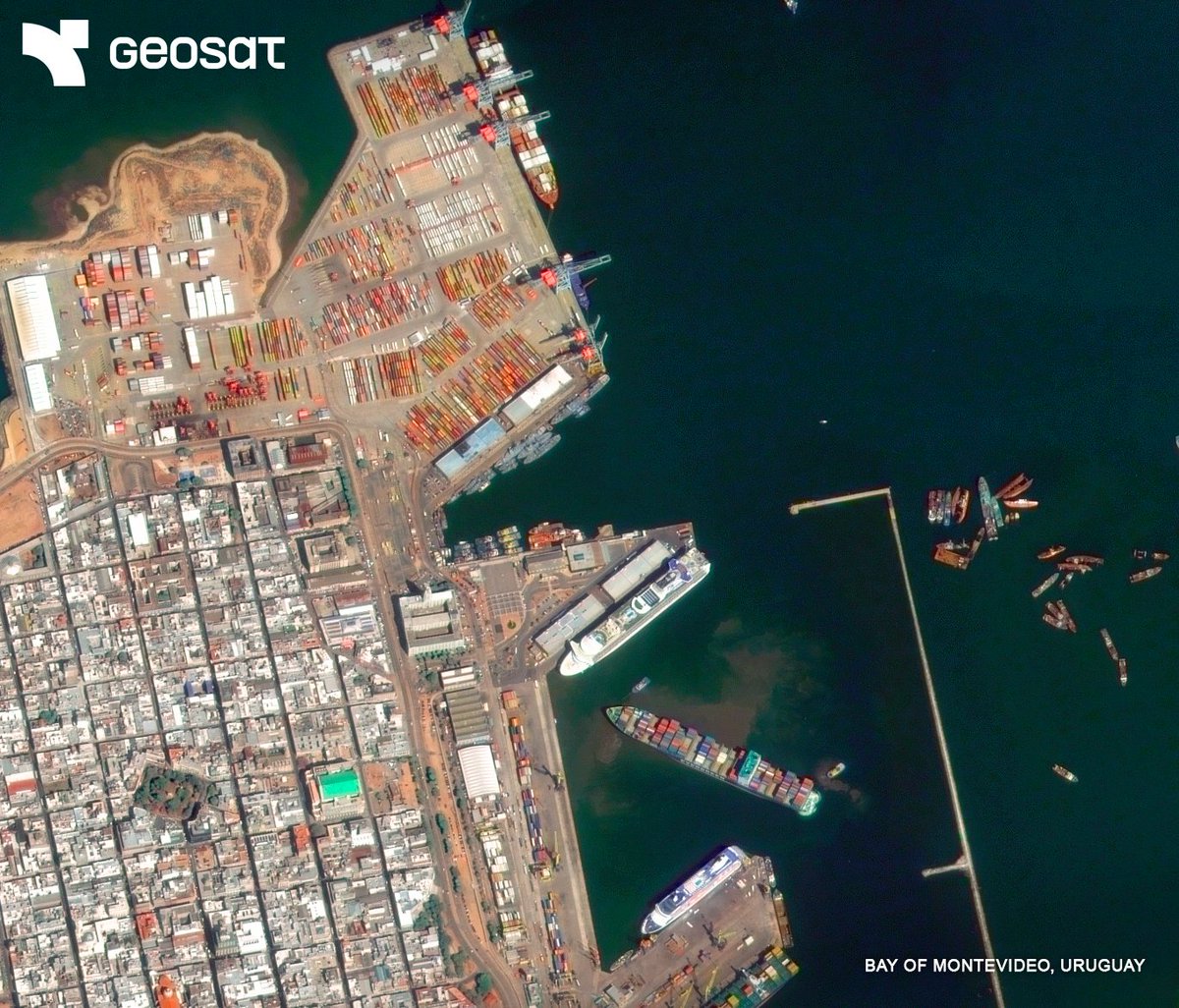 geosat_sat's tweet image. GEOSAT's very high-resolution imagery offers a 12 km wide swath, enabling you to:
✅ Monitor wide areas in a single pass
✅ Detect fine details with precision
✅ Track changes across ports, cities, and natural landscapes
The Bay of Montevideo, all in one shot.