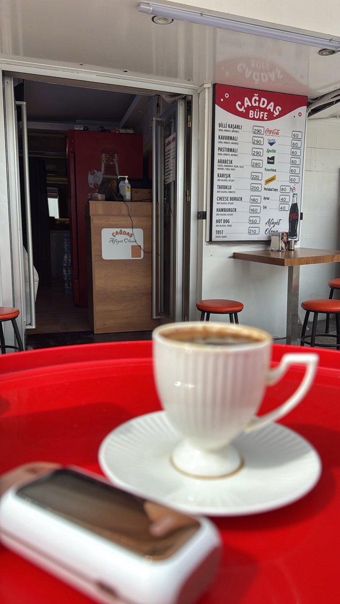 Siz Bos-pa dönüşü @cagdasbufebostanli  geliyosunuz buz gibi limonata eşliğinde kavurmalı kaşarlı yiyiosunuz. Ben kahve içiyorum hayırlı çarşambalar…