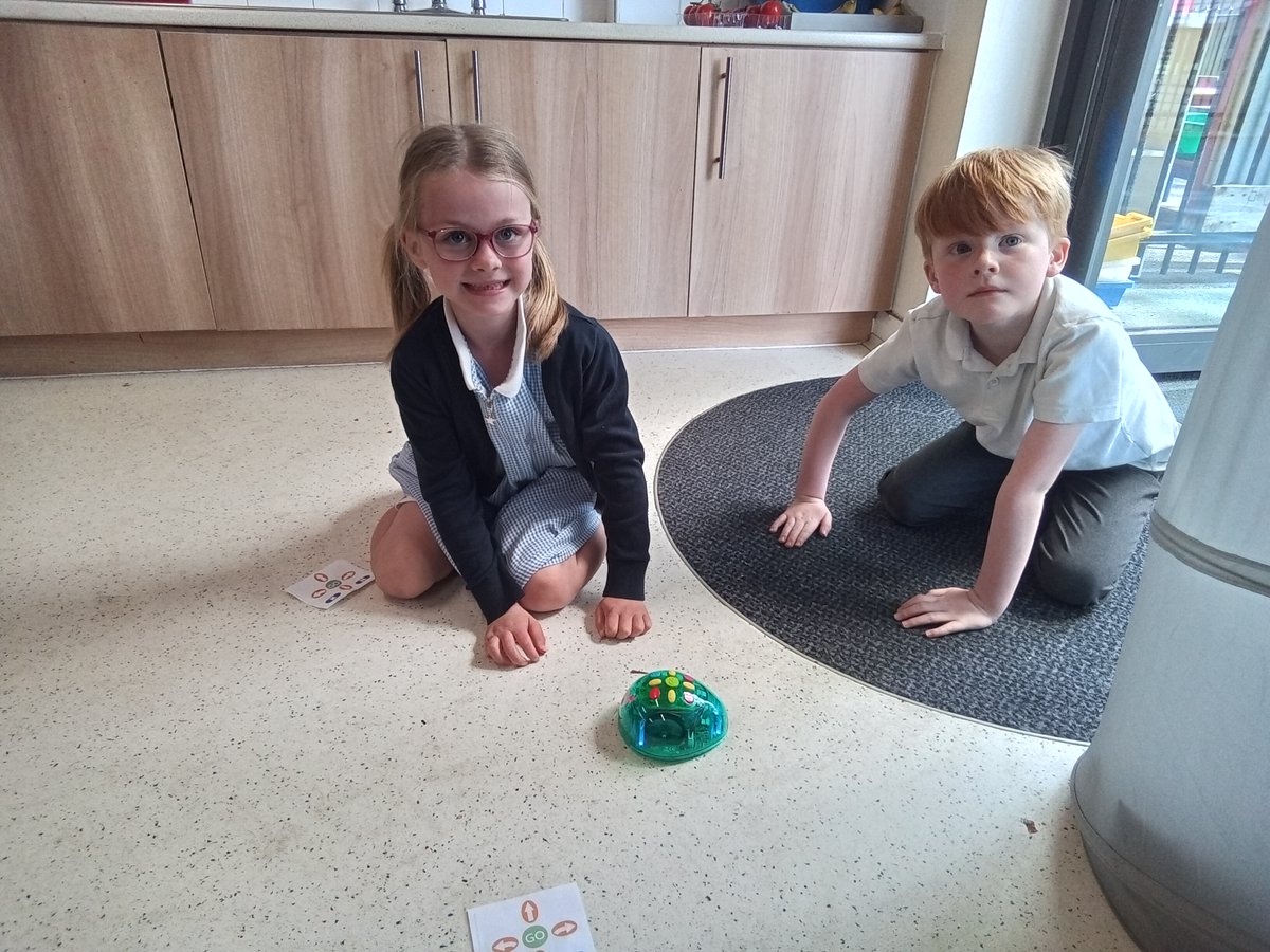 vernon_primary's tweet image. Year 1 had their first go with the Bee-Bots! 🐝💛
They gave instructions to guide them to different points in the classroom—great fun and fantastic early coding skills in action! The excitement was buzzing! #EYFS #CodingInTheClassroom #BeeBots #Computing