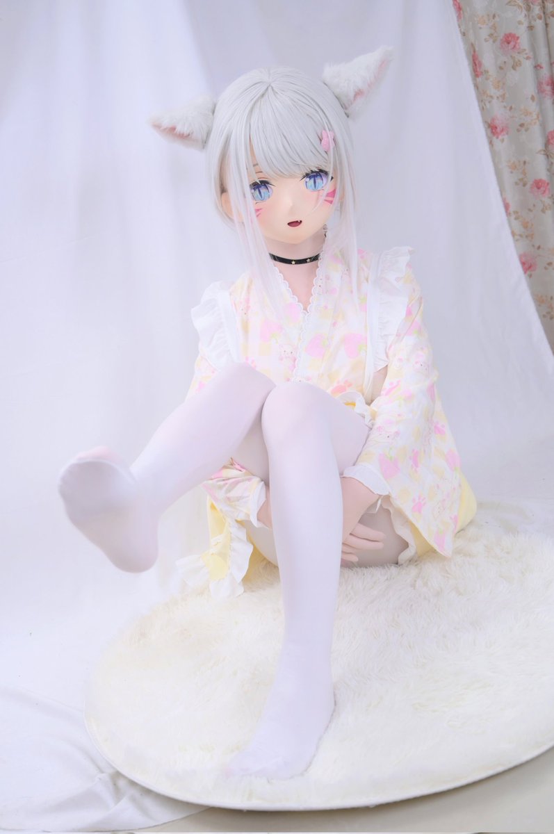 赏猫猫，次雪糕😺😺😺
📷：<a href="/Ruri_Kuuuuuri/">万能魔法师｜阿龙</a> 
#kigurumi #白タイツ