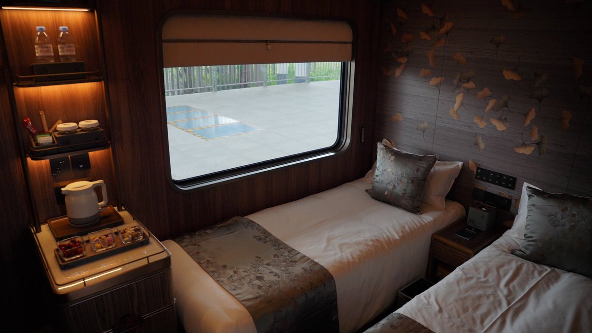 CiciWangQW's tweet image. 🚄🐼 All aboard the “Panda Train · Chengdu”! This gem-blue beauty blends panda charm, Sichuan culture &amp;amp; 5-star vibes into one rolling art gallery 🎨🌸

Next stop: 8,000 km across Xinjiang—snow peaks, deserts &amp;amp; ancient towns await! 🏔️🐫

#PandaTrain #TravelChina