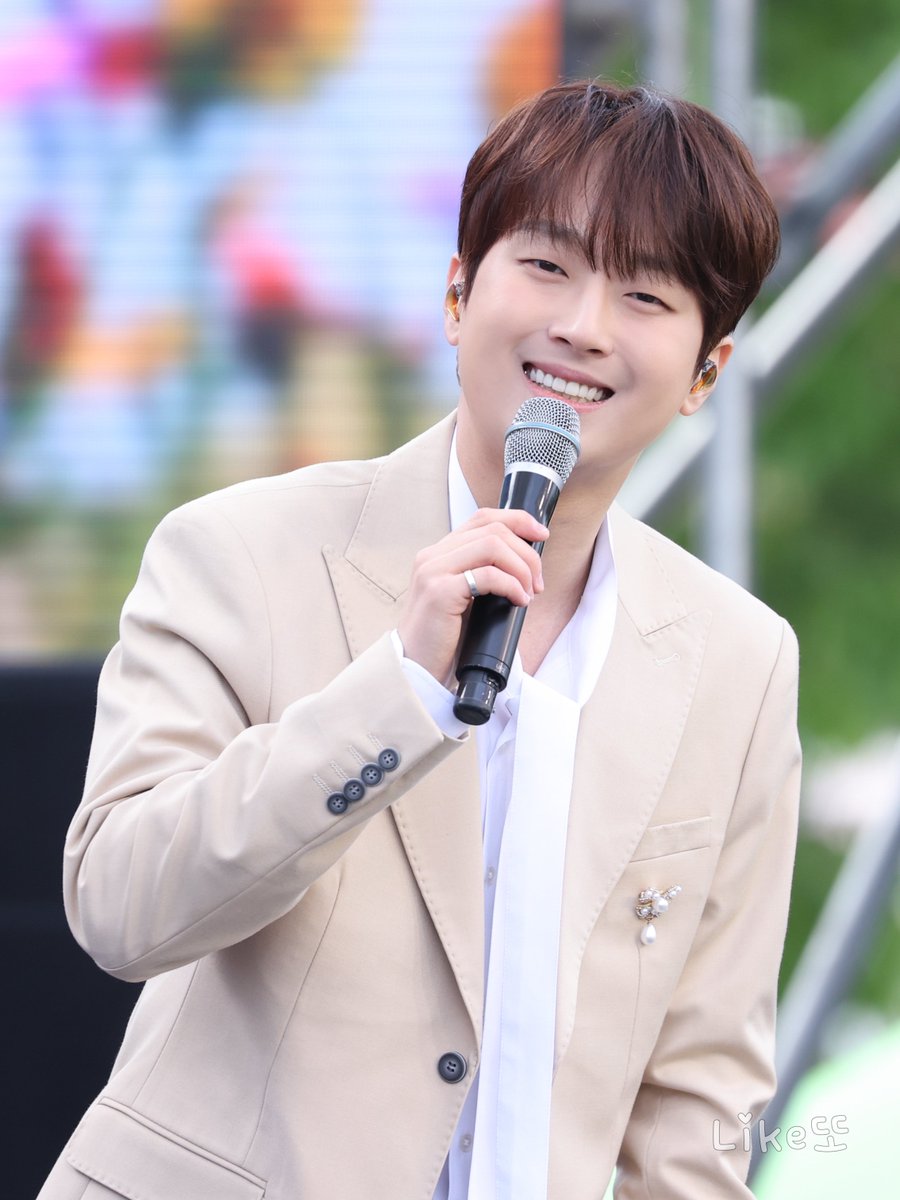 Like_Lcw's tweet photo. 나비야 나비야 이리 날아 오너라🦋🌼🎵
250506 함평나비대축제 #이찬원 https://t.co/gwYHucq8YP