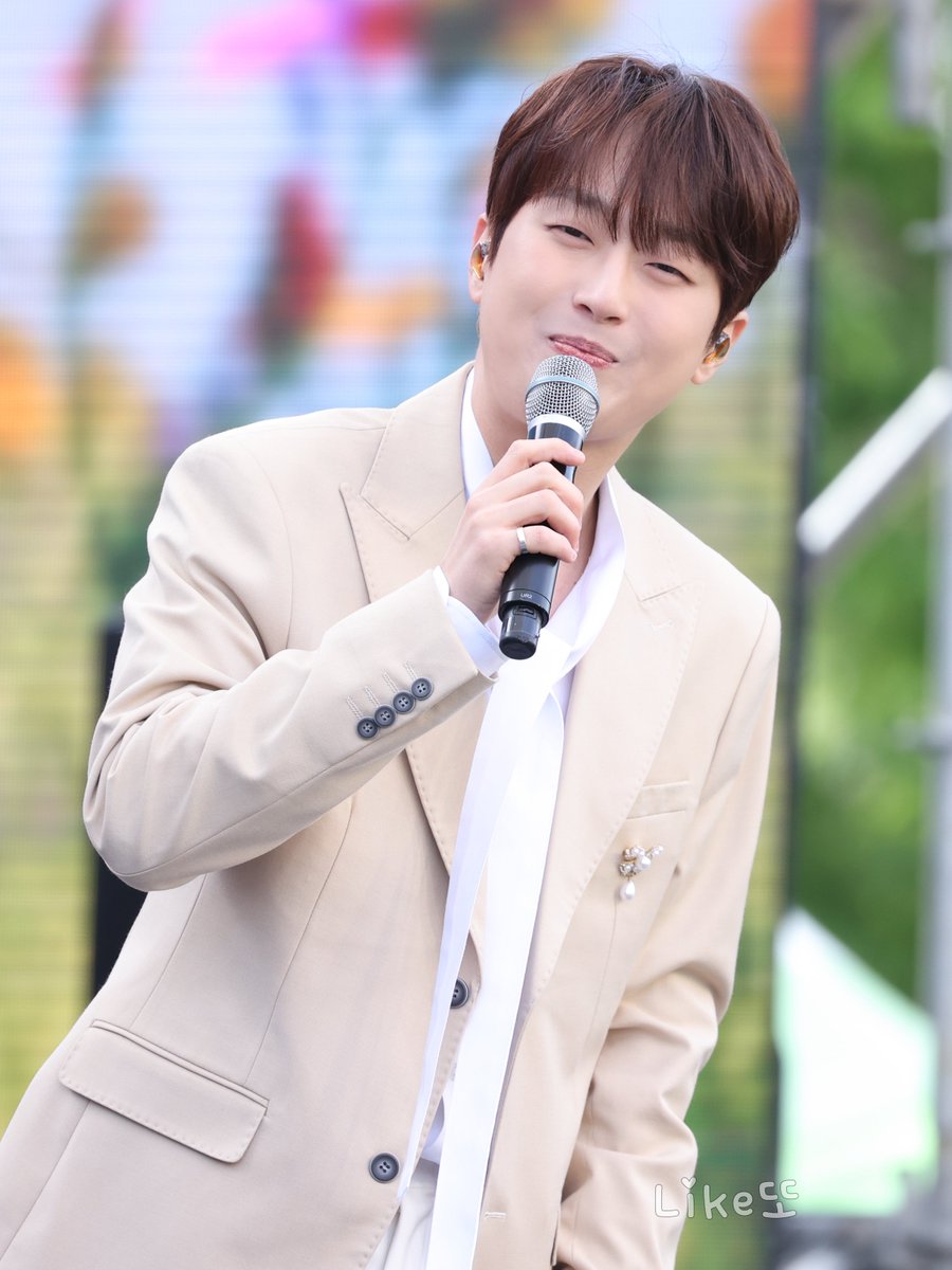 Like_Lcw's tweet photo. 나비야 나비야 이리 날아 오너라🦋🌼🎵
250506 함평나비대축제 #이찬원 https://t.co/gwYHucq8YP
