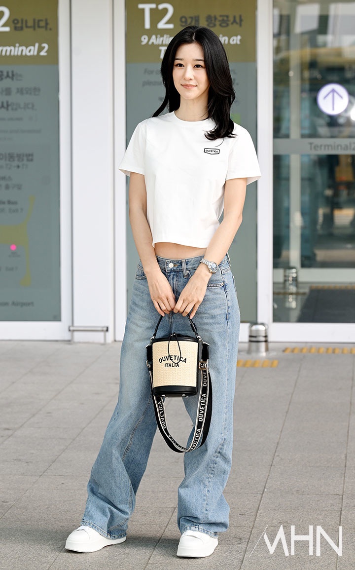 More pictures of Yeaji at Incheon Airport in that youthful look! #seoyeaji #seoyeji #서예지