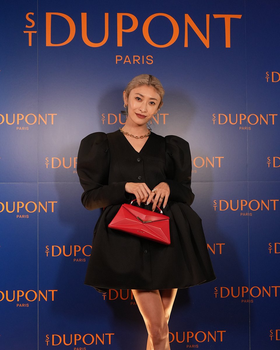 鮮やかなレッドカラーと山田優さんのダークトーンのドレスが大人なイメージを演出。
日常使いから夜のパーティーシーンまで使い分けられるX-バッグ バゲットバッグは銀座フラッグシップおよびエス・テー・デュポン オンラインストアでご覧いただけます。
<a href="/yu_yamada__/">山田優</a> 
#stdupont 
#エステーデュポン