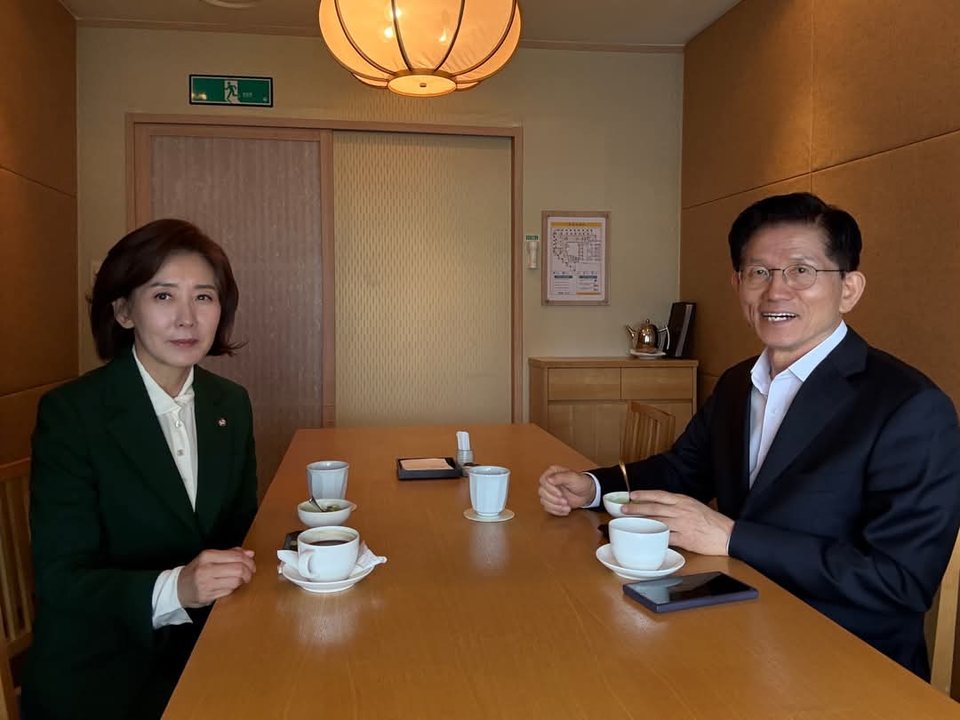 어제는 홍준표, 이철우 두 전 후보님과 깊이 있는 대화를 나눴고, 오늘은 안철수, 나경원 전 후보님과도 진지한 대화를 나눴습니다.

모든 후보님들께서 당이 힘을 하나로 모아 대선 승리를 이루어야 한다는 데에 공감해 주셨습니다.

앞으로 다른 후보님들도 직접 찾아뵙고, 좋은 말씀을 계속