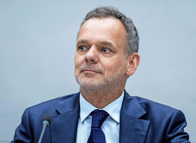 Onze <a href="/ministerBZ/">Caspar Veldkamp</a>, Caspar Veldkamp heeft duidelijk een gebrek aan historisch inzicht en besef, hij danst gewillig naar de pijpen van een klein gezelschap dat de dienst uitmaakt op Nederlandse universiteiten en in de (staats)media. Wees geen Caspar.

Bron: ad.nl/politiek/kabin…