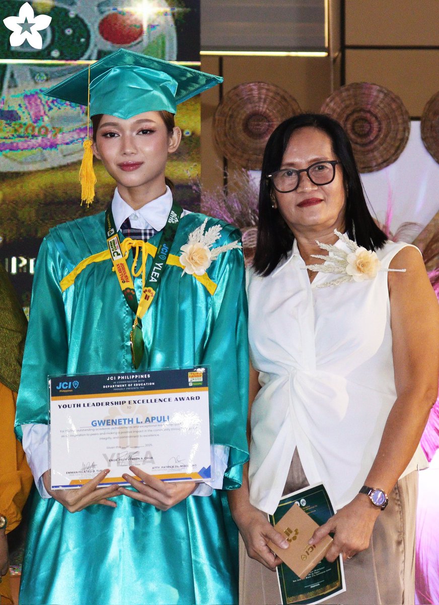 HailyFan's tweet photo. i love you gwen congratss to u and tita https://t.co/Rq54F3uBZ7