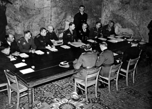 CerfiaFR's tweet photo. 🇩🇪🇫🇷🇺🇸🇬🇧🇷🇺 FLASHBACK | Il y a 80 ans jour pour jour, la première capitulation allemande était signée à Reims mettant fin à la Seconde Guerre mondiale sur le front occidental. Elle sera signée de nouveau le lendemain, en présence du Haut Commandement de l’URSS. https://t.co/oZ9YADQsvb