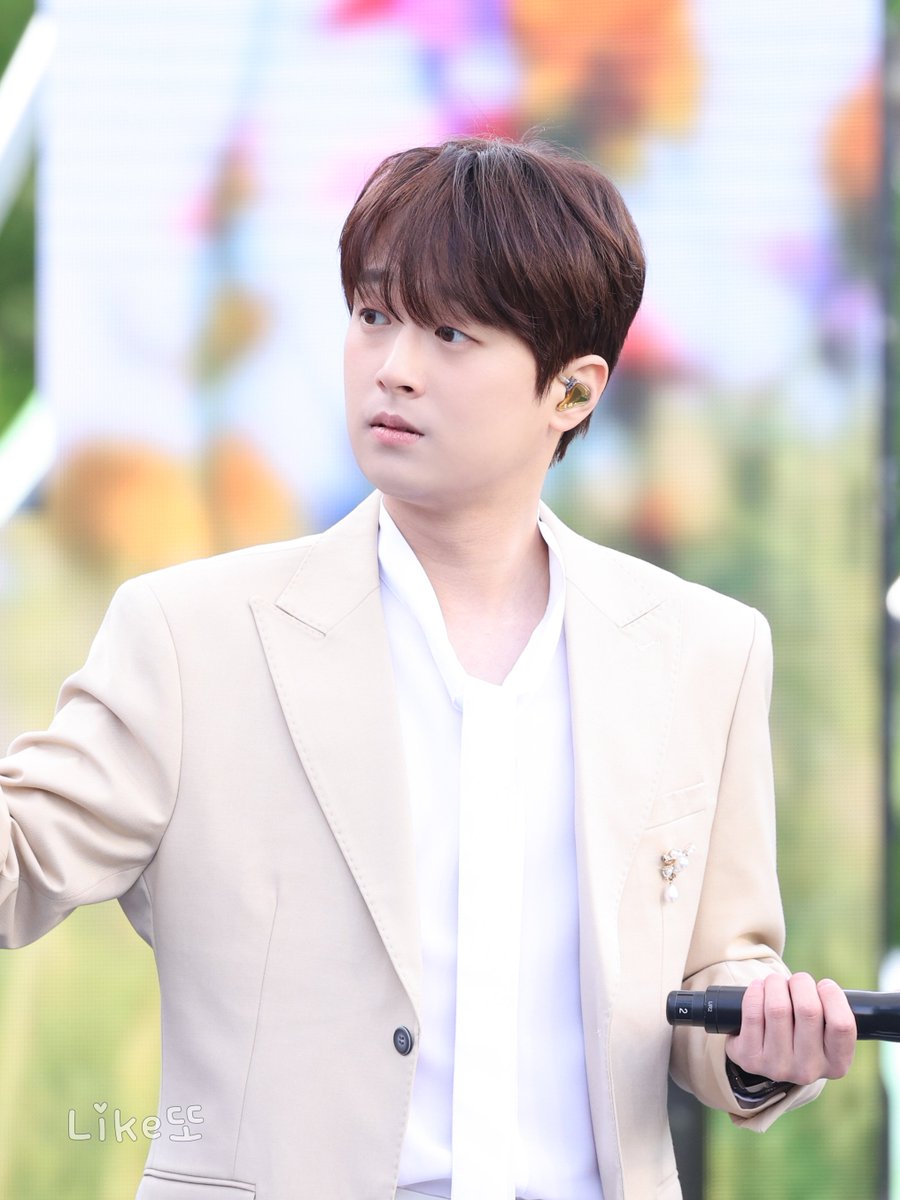 Like_Lcw's tweet photo. 세상 심각한 OK👌😁
250506 함평나비대축제 #이찬원 https://t.co/rilSpkdQQy