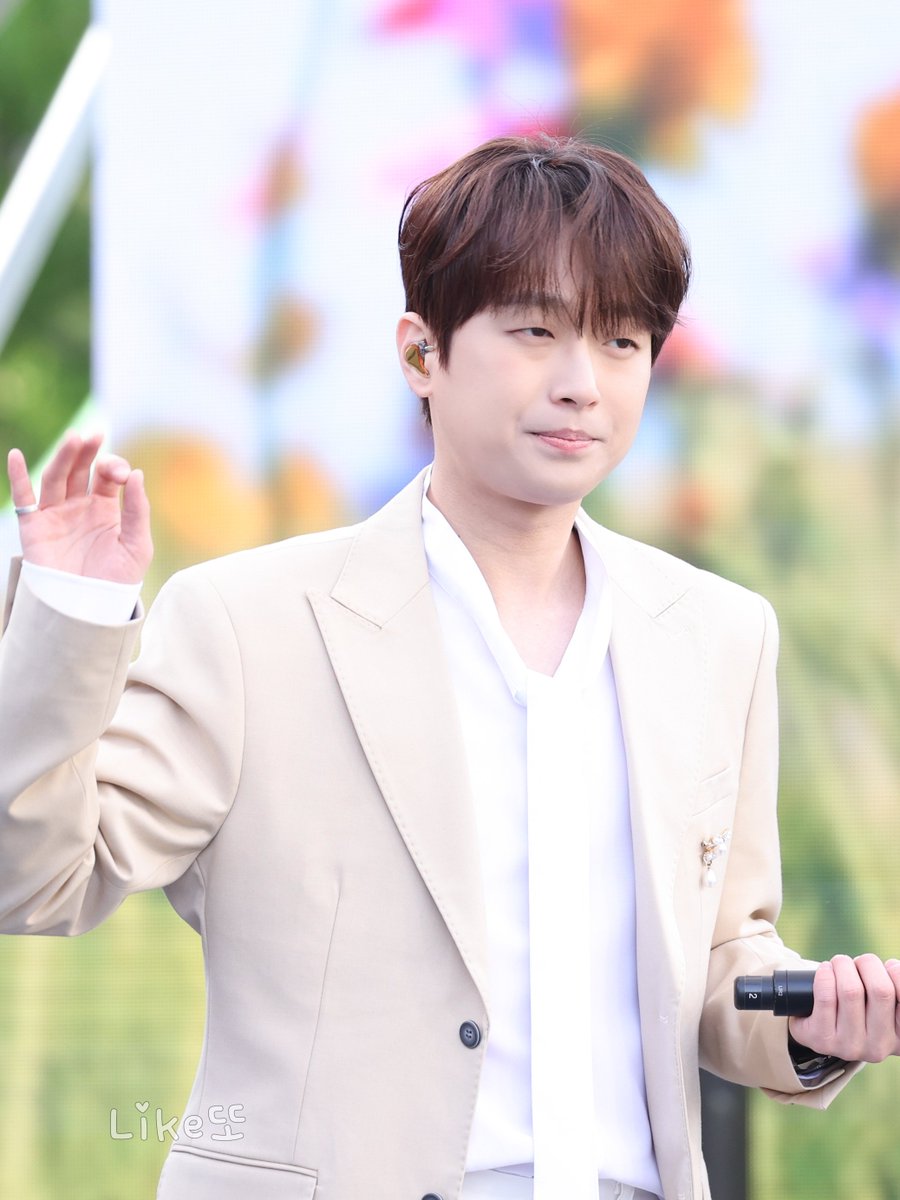 Like_Lcw's tweet photo. 세상 심각한 OK👌😁
250506 함평나비대축제 #이찬원 https://t.co/rilSpkdQQy