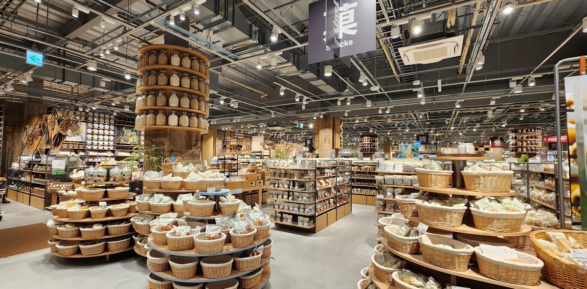 奈良にオープンした
「世界最大の無印良品」に来た！！！

デカすぎる……