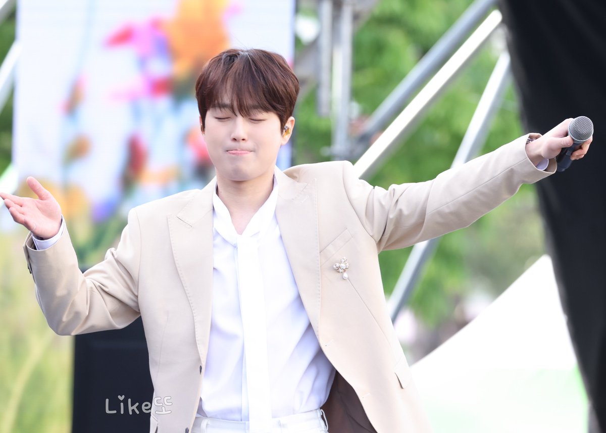 Like_Lcw's tweet photo. 예쁘다는 말로는 부족해😭❤️
250506 함평나비대축제 #이찬원 https://t.co/BLs9hQMrsg