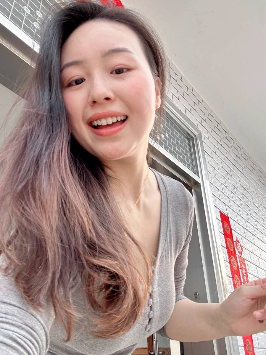 每个月总有那么几天胸涨的厉害，欲望最旺盛的时候却得不到满足也是一件悲伤的事情…
想不想解开我最后的三颗纽扣，露出雪白的乳房供你品尝🥰 https://t.co/iA5OuCilUg
