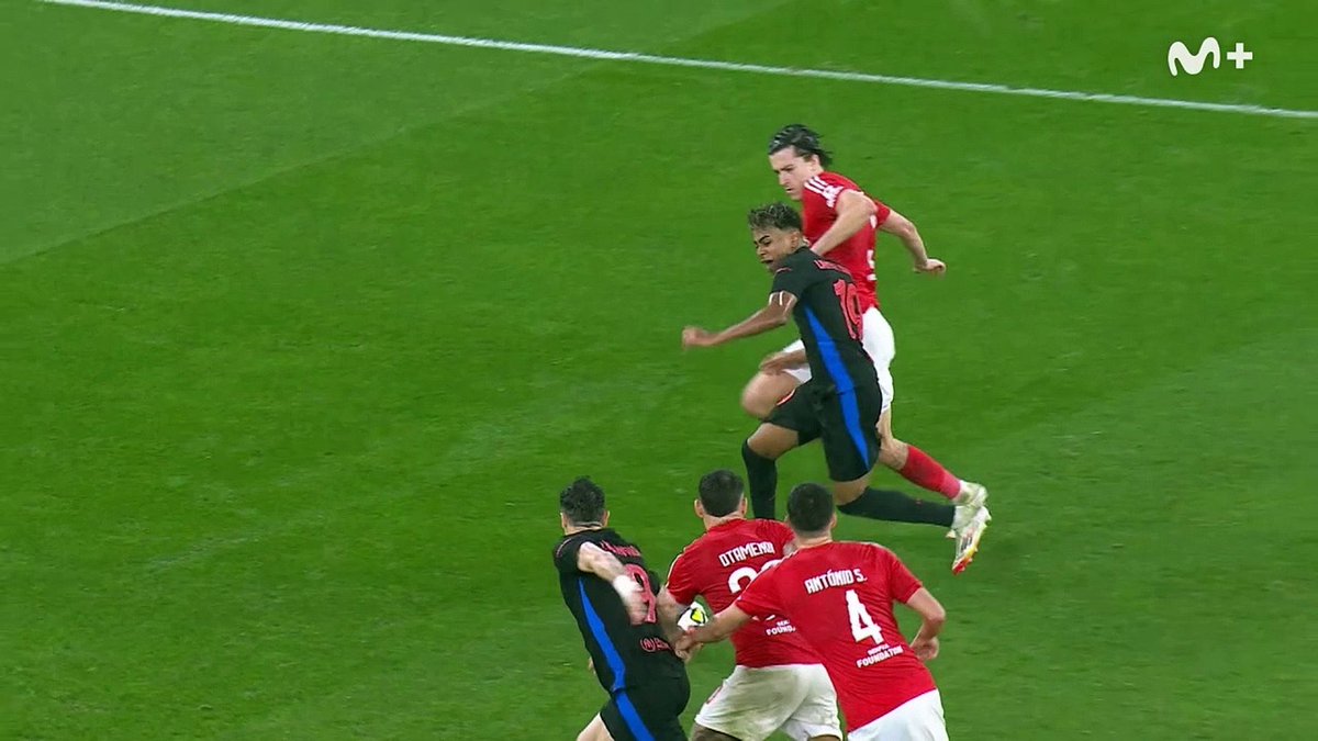 toni21slb's tweet photo. @jotajordi13 “El que roba a un ladrón, tiene 100 años de perdón.” https://t.co/8KcA8mVwGS