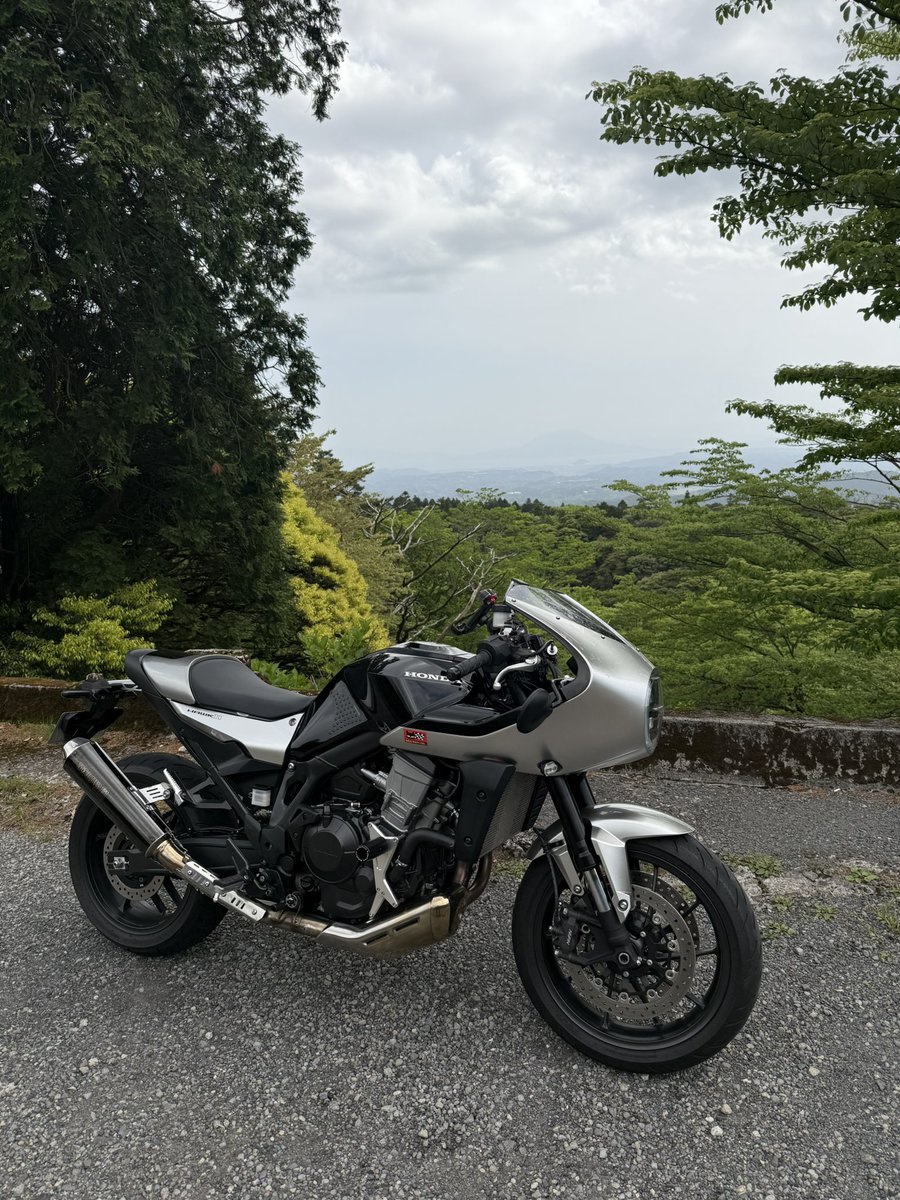 みなさんゴールデンウィークは終わったと思いますが、ワシはまだ終わってません（ただし5〜8だけ休み）
なので霧島神社に行くことにしました
その方がホテルも安いしな
実はHAWK11で初めての遠出
霧島温泉郷付近の道路走りやすくて
気持ちいい！
