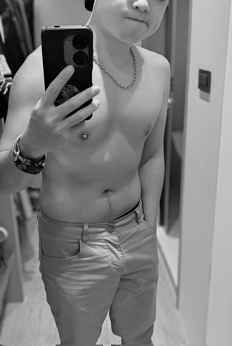 在那年夏天丟失的太陽眼鏡
草地上隨風消散的啤酒泡沫
你在我枕頭留下的餘溫和香氣

時間的囚徒是我
旣握不緊
更
銬不上