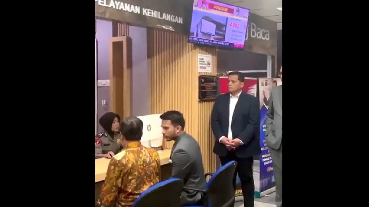 Ariska Putra (@ariskaputras) on Twitter photo Sepertinya anak ini ๐ <a href="/tekarok007/">Tekarok 007</a> mulai membuat cerita ttg Ijazah hilang, benangmerahnya dgn Si Joko yg nongkrong di Pelayanan Kehilangan mulai kelihatan. Sepertinya anak ini ๐ <a href="/tekarok007/">Tekarok 007</a> mulai membuat cerita ttg Ijazah hilang, benangmerahnya dgn Si Joko yg nongkrong di Pelayanan Kehilangan mulai kelihatan.