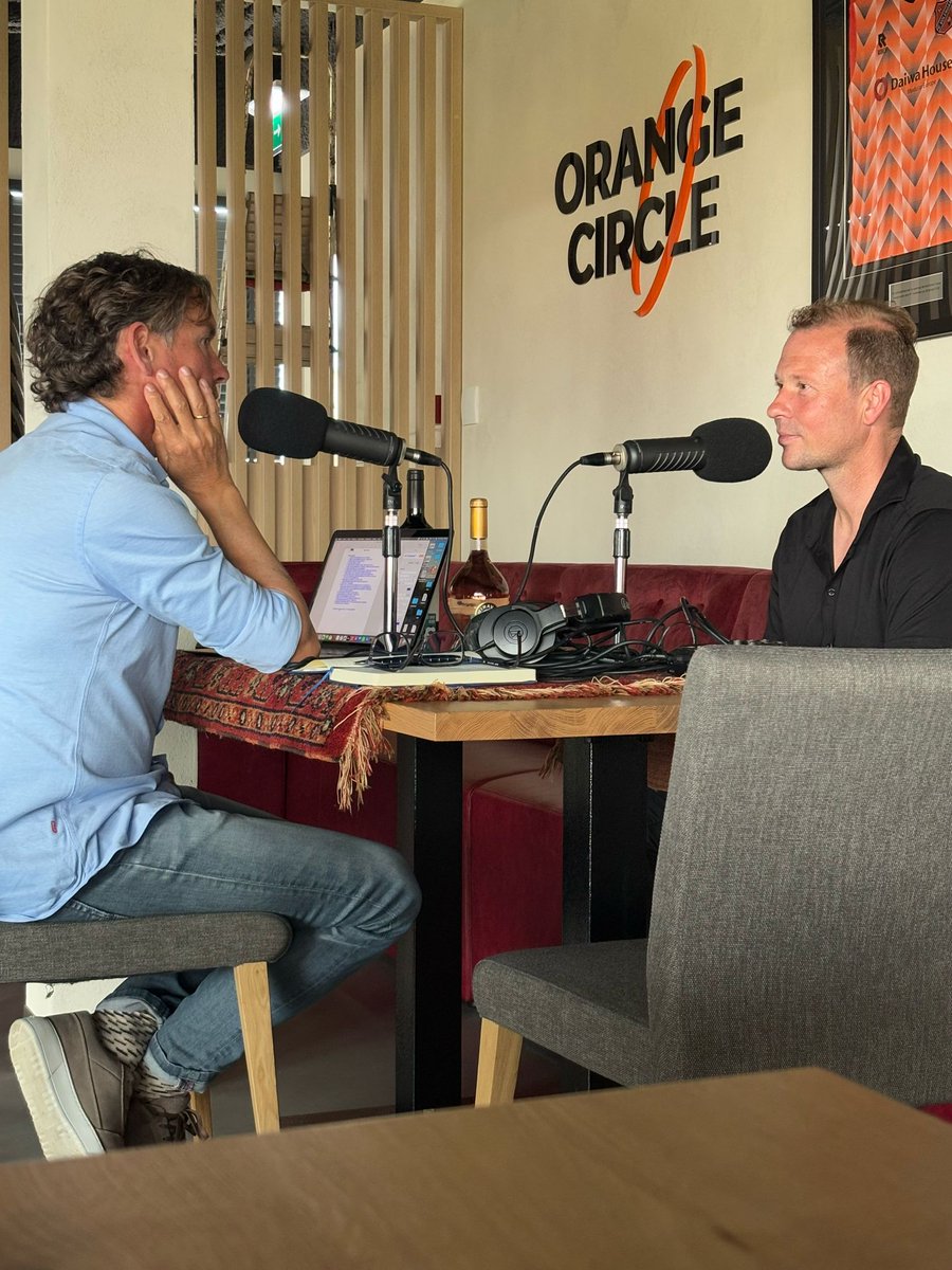 Deze week schuift de kersverse kampioen van de Keuken Kampioen Divisie aan: Rick Kruys! 

Onder meer over de promotie, controle houden over stress en empathisch vermogen ontwikkelen!

Spotify: open.spotify.com/episode/6AM7hg…
Apple: podcasts.apple.com/il/podcast/ric…