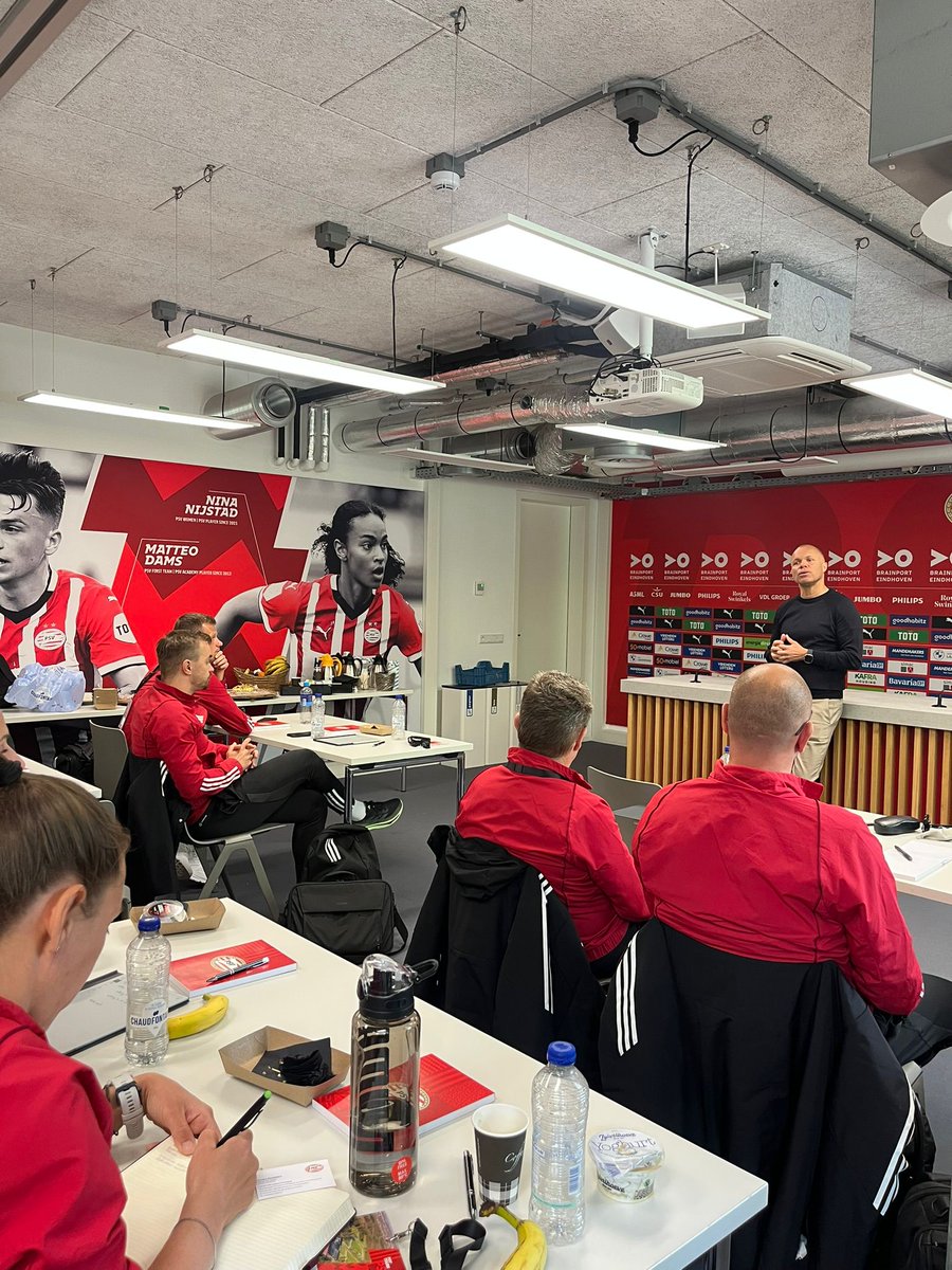 Hungarian FA 🇭🇺⚽️
A day full of valuable insights from key figures including Earnest Stewart, PSV’s Technical Director. They had the chance to observe a first-team training session, attend presentations from PSV coaches, and much more.
Succesfull day 1, bring on day 2!