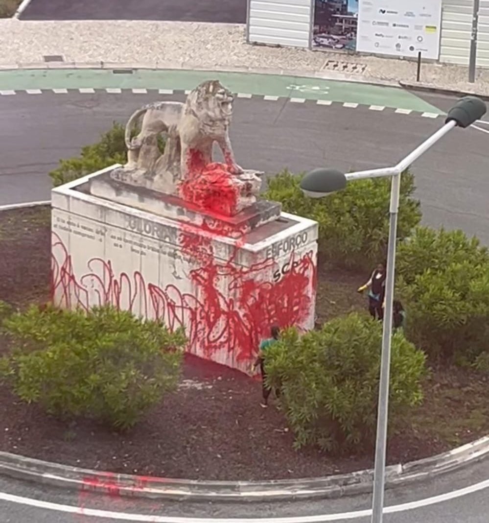 GeracoesSusp's tweet photo. Estátua da rotunda do leão foi vandalizada esta noite.

São uns porcos, nojentos e miseráveis. https://t.co/CjqzSyYAzF