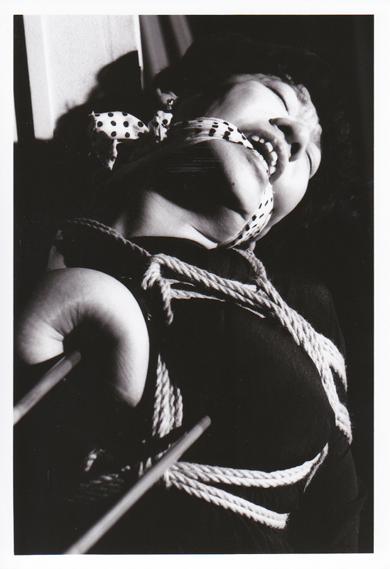 緊縛美研究会には、職業売モデルではない一般女性が多く登場していました。
この近江亜紀さんも一般のマニアの方ですが、緊美研に来る以前に「長田ゼミナール」のショーなどにも出演していた本物の縄好き女性です。
朗らかな性格で、ファンがたくさんいました。