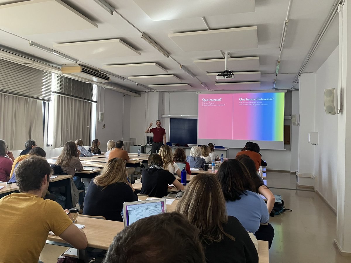 annarubior's tweet image. Avui al curs de #PrescripcióLectora de la @FIMA_UB tenim el plaer d’escoltar en Víctor García Tur que ens parla de gènere fantàstic.