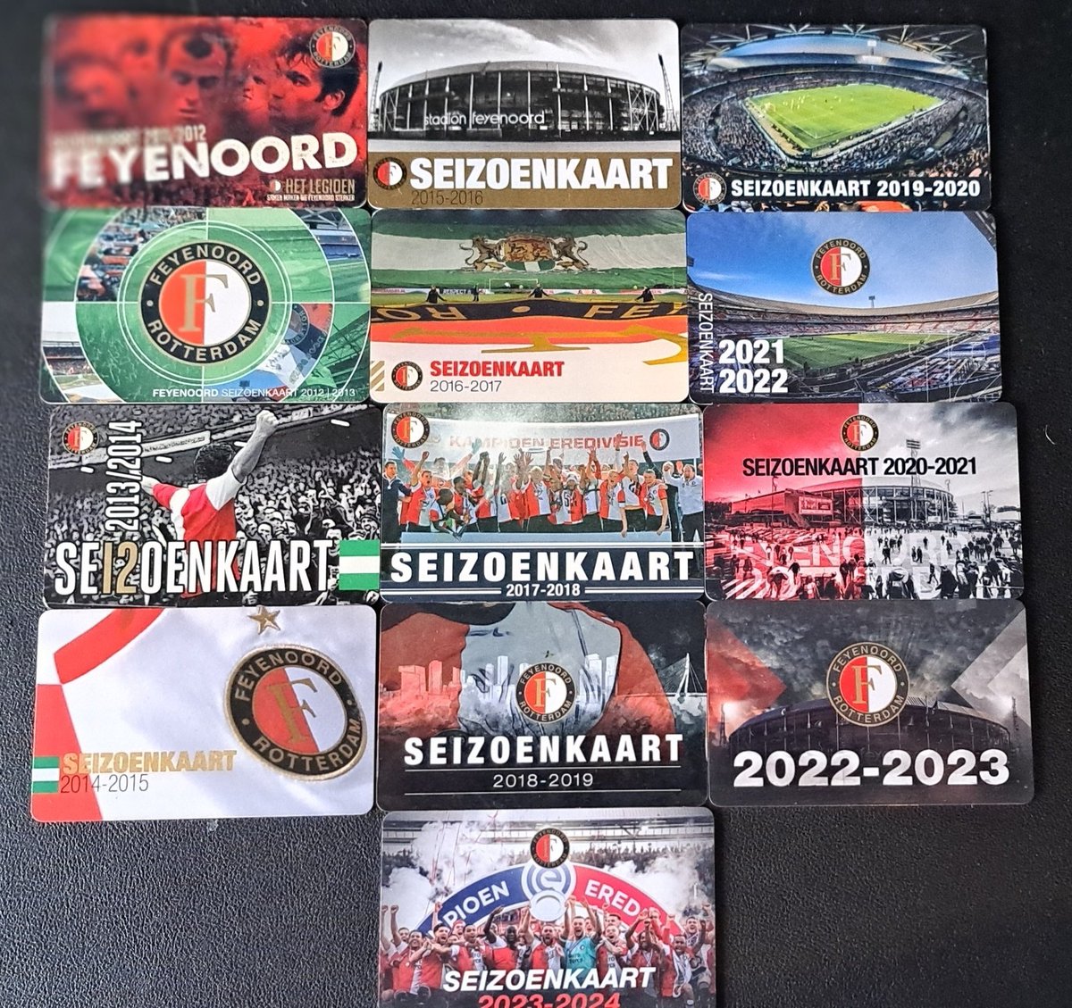 Einde van een tijdperk, einde van een verzameling. Geen echte seizoenkaarten meer maar digitale meuk per 2025/2026. 

Dingen moeten met hun tijd mee, maar voor veel mensen is een tastbare seizoenkaart zoveel meer dan een toegangsbewijs. Voetbal=nostalgie. <a href="/VraagFeyenoord/">Feyenoord Supporterservice</a> fix dit!