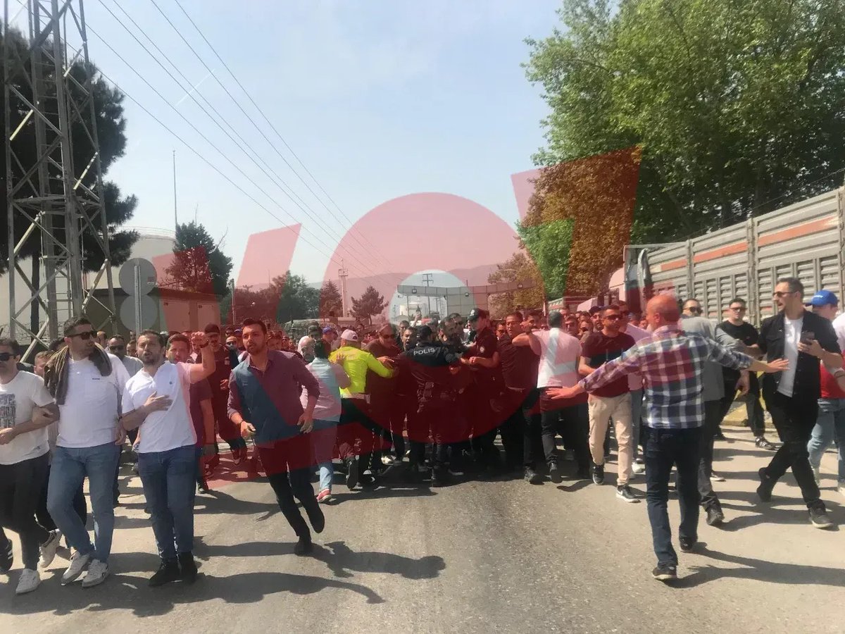 İşçiler E-5’i kapattı…. Polis barikatını delen TÜPRAŞ içsine biber gazı! 
AYRINTILAR👇
kocaelikoz.com/haber/24909438…