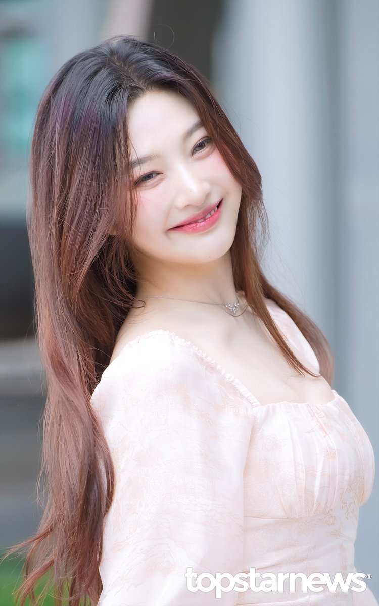 TSN_PHOTO's tweet photo. 레드벨벳 조이, ‘러블리 조이 인디언 보조개 미소’ (동물농장 출근길) [HD포토] #조이 #JOY #레드벨벳 #RedVelvet #동물농장 #출근 #퇴근 #프리뷰 https://t.co/TRTOjCturG <- Original Photo https://t.co/jRomkhTp01