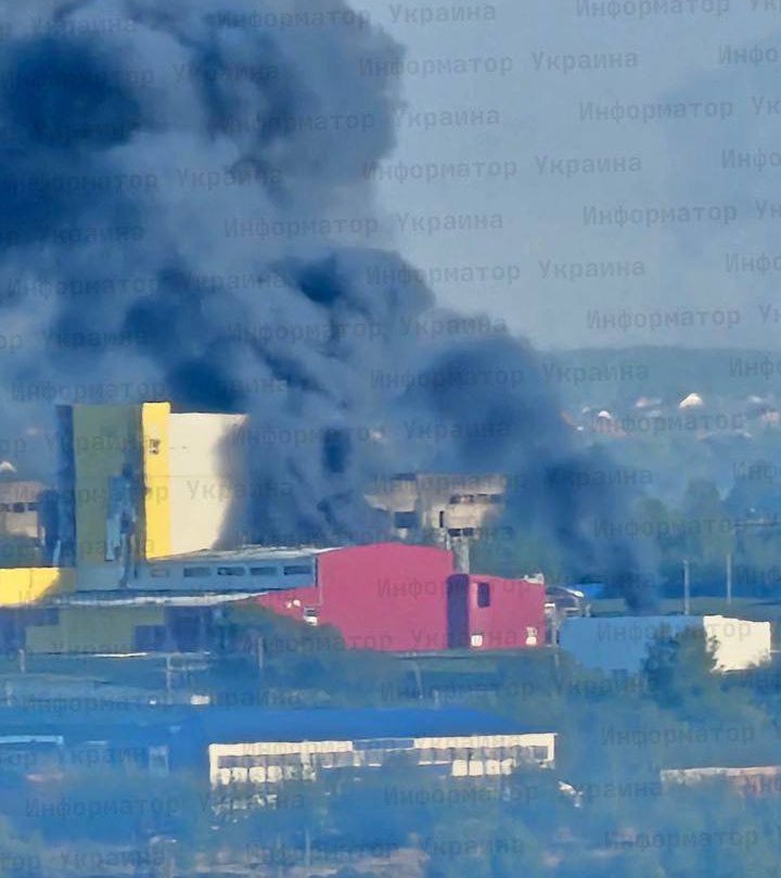 Ukrainische Drohnen drangen über Nacht tief in russisches Territorium ein und griffen das größte Glasfaserkabelwerk des Landes an.

Die Anlage spielt eine entscheidende Rolle bei der russischen Produktion von Glasfaserdrohnen.